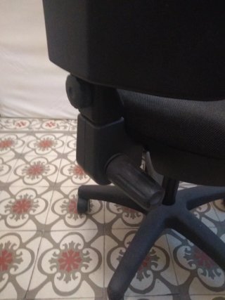 Silla de oficina negra con ruedas