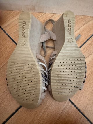 Sandalias Geox Beige y Plateadas