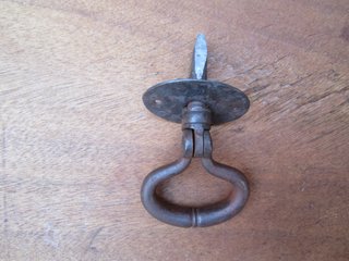 Tirador antiguo forja, embellecedor ovalado.