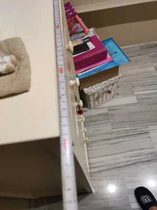 Cómoda blanca de madera