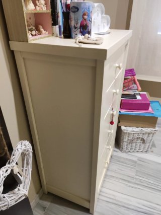 Cómoda blanca de madera