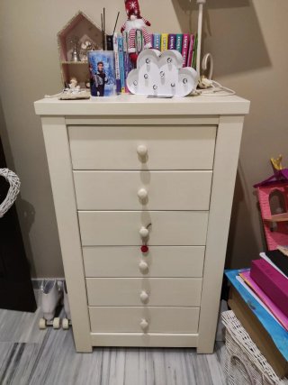 Cómoda blanca de madera