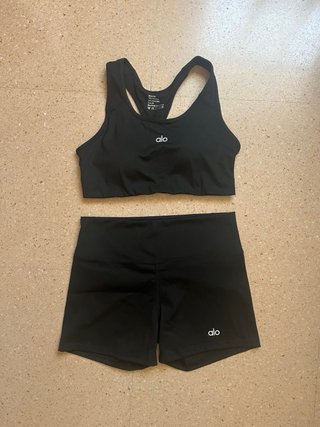 Conjunto Alo Yoga: Top, Mallas y Sudadera