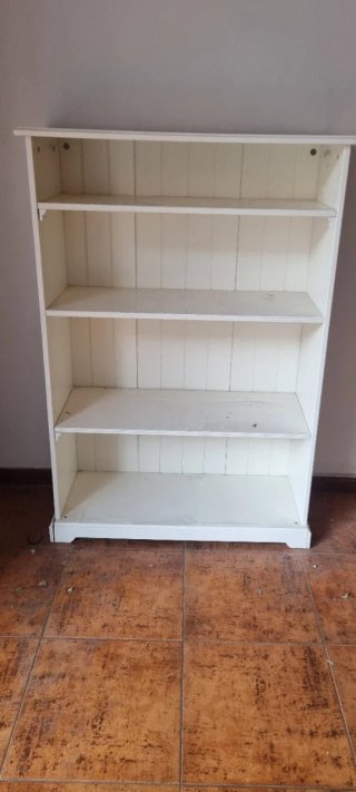 Estantería de madera blanca