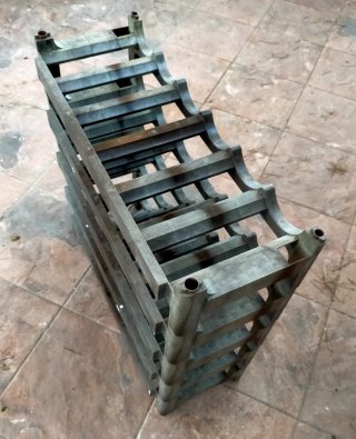 Botellero modular plástico marrón.