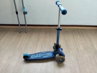 Monopatín Mini Micro con asiento azul