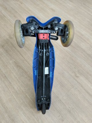 Monopatín Mini Micro con asiento azul