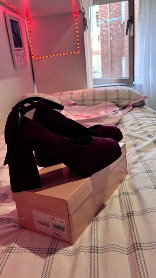 Tacones vino con plataforma y pulsera