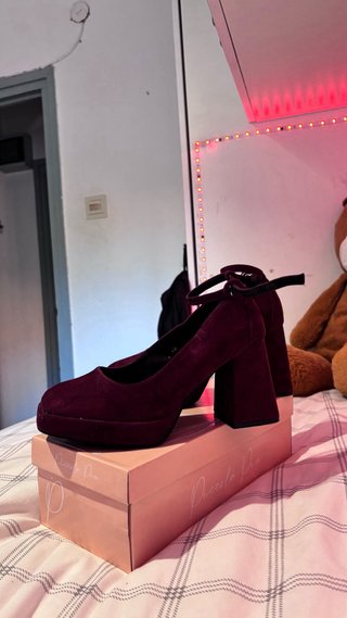 Tacones vino con plataforma y pulsera