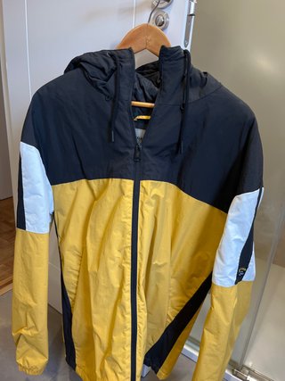 Chubasquero Cortavientos Negro y Amarillo