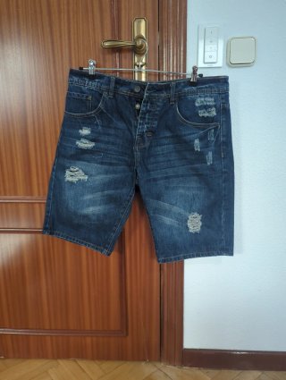Pantalón vaquero corto desgastado