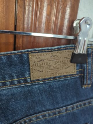 Pantalón vaquero corto desgastado