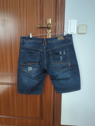 Pantalón vaquero corto desgastado