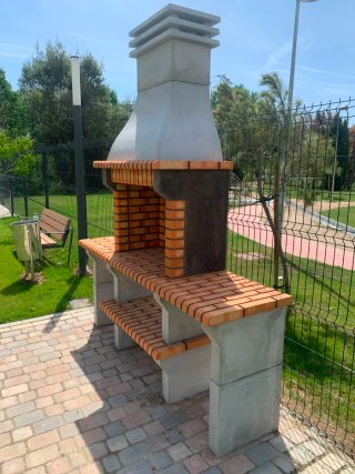 Barbacoa de obra ladrillo y cemento