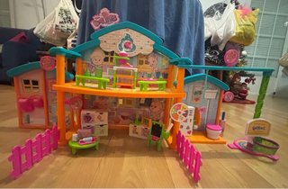 Escuela de las muñecas Bellies en buen estado