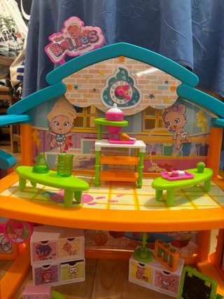 Escuela de las muñecas Bellies en buen estado