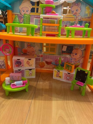 Escuela de las muñecas Bellies en buen estado