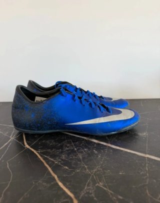 Botas de fútbol Nike azules y blancas