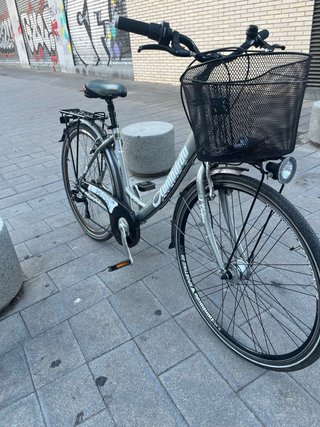 Bicicleta de paseo con cesta