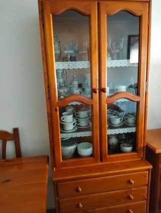 Vitrina de madera y cristal provenzal