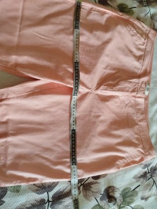 Pantaloncini da donna color pesca con fiori