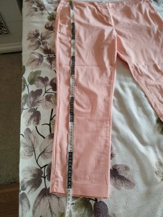 Pantaloncini da donna color pesca con fiori