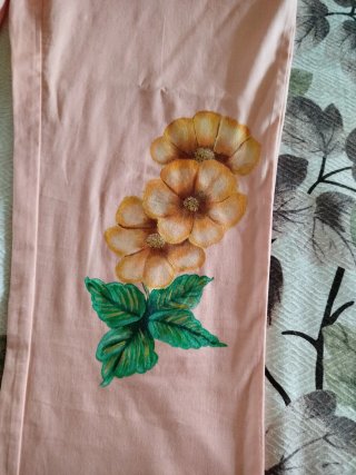 Pantaloncini da donna color pesca con fiori