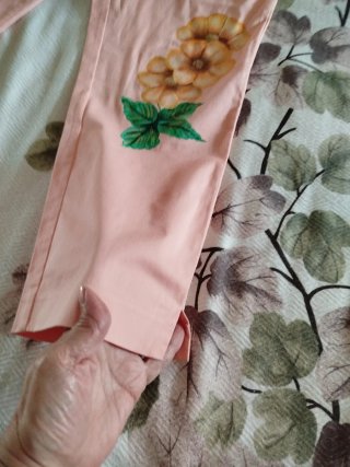 Pantaloncini da donna color pesca con fiori
