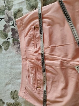 Pantaloncini da donna color pesca con fiori