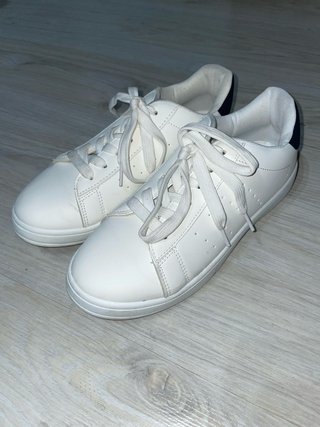 Zapatillas blancas con detalles azules