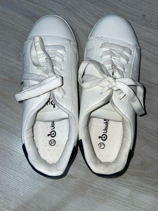 Zapatillas blancas con detalles azules