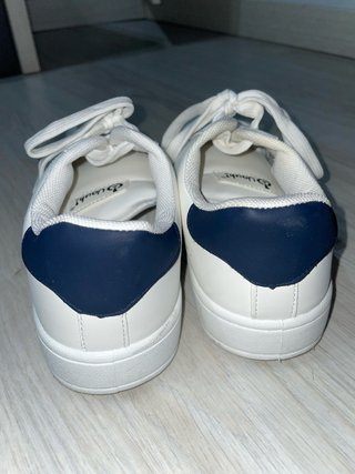 Zapatillas blancas con detalles azules