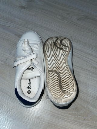 Zapatillas blancas con detalles azules