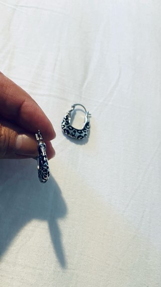 Orecchini a cerchio con design leopardato