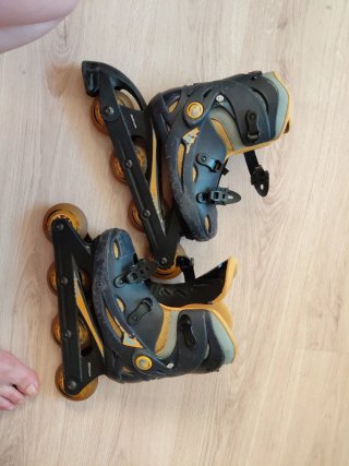 Patines en línea negros y naranjas