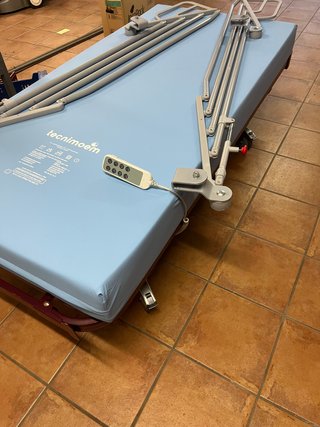 Cama articulada + colchón antiescaras + barreras