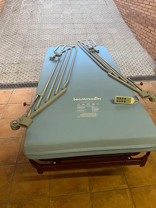 Cama articulada + colchón antiescaras + barreras