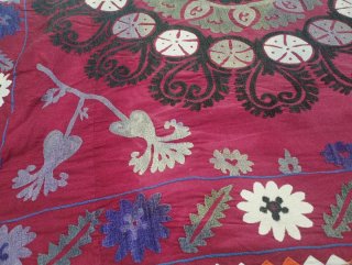 Antiguo Suzani bordado de Uzbekistán.
