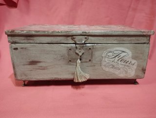Antigua caja de madera decorada