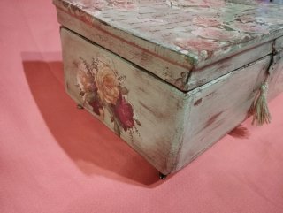 Antigua caja de madera decorada