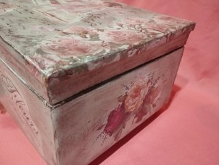 Antigua caja de madera decorada