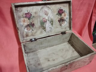Antigua caja de madera decorada