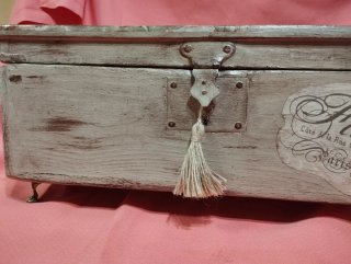 Antigua caja de madera decorada