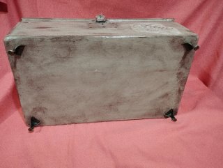 Antigua caja de madera decorada