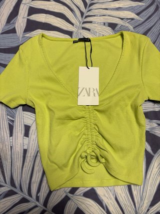 Camiseta Zara verde fruncida talla S
