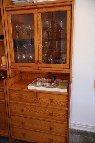Mueble de madera con vitrina