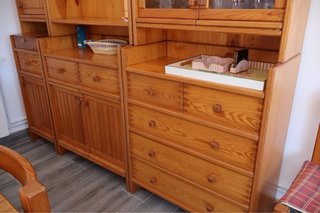Mueble de madera con vitrina