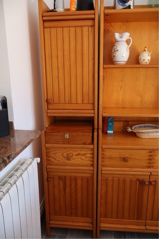 Mueble de madera con vitrina
