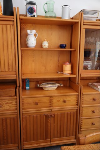 Mueble de madera con vitrina