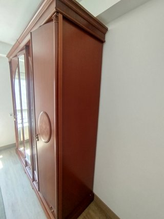 Conjunto de armario grande con espejos y cómoda